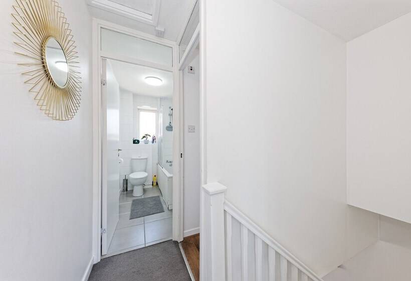 اقامتگاه Lovely 2 Bed House In Kent   Parking Available