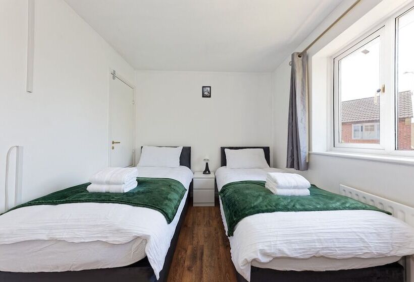اقامتگاه Lovely 2 Bed House In Kent   Parking Available