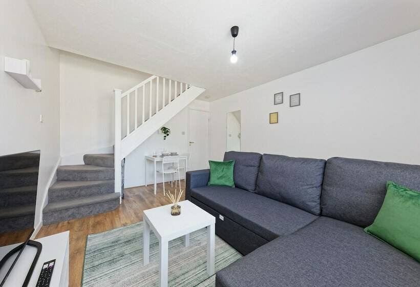 اقامتگاه Lovely 2 Bed House In Kent   Parking Available