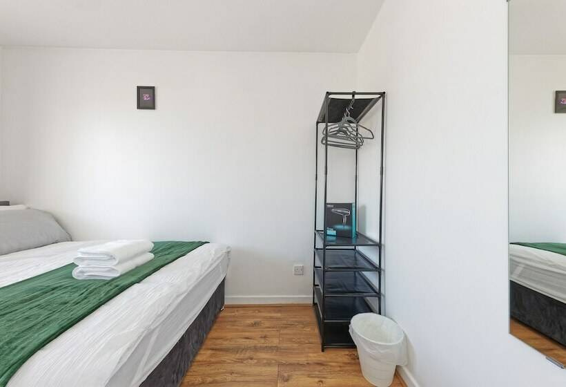 اقامتگاه Lovely 2 Bed House In Kent   Parking Available