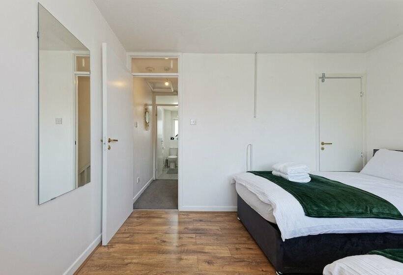 اقامتگاه Lovely 2 Bed House In Kent   Parking Available