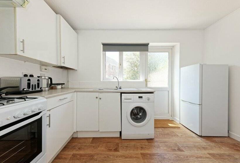 اقامتگاه Lovely 2 Bed House In Kent   Parking Available