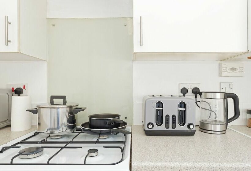 اقامتگاه Lovely 2 Bed House In Kent   Parking Available