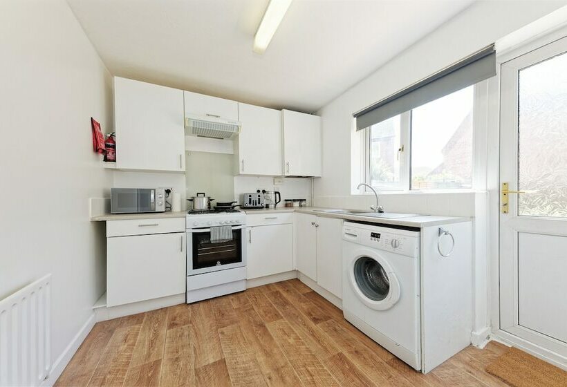 اقامتگاه Lovely 2 Bed House In Kent   Parking Available