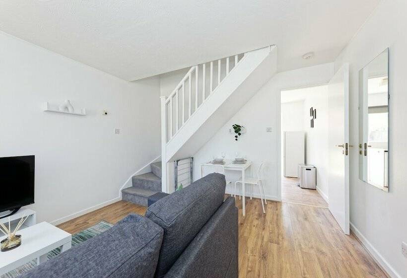 اقامتگاه Lovely 2 Bed House In Kent   Parking Available