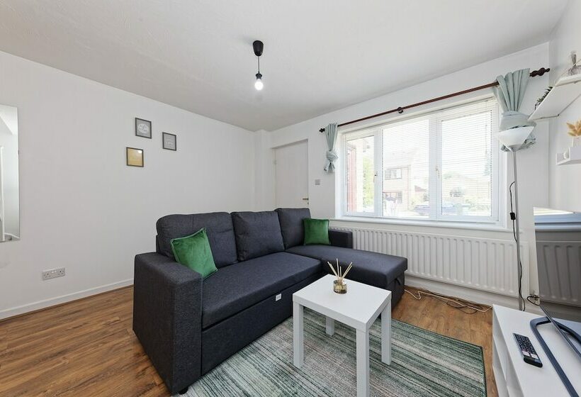 اقامتگاه Lovely 2 Bed House In Kent   Parking Available