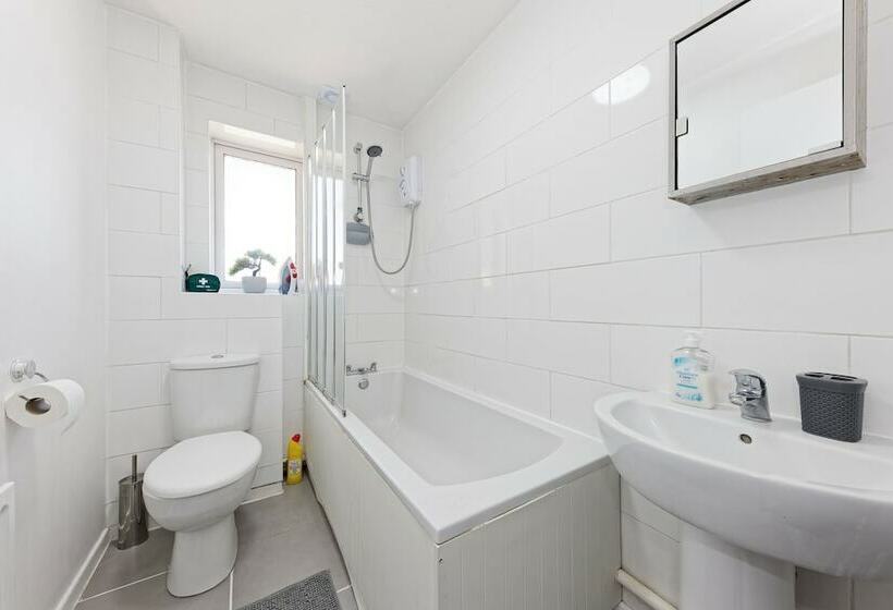 اقامتگاه Lovely 2 Bed House In Kent   Parking Available