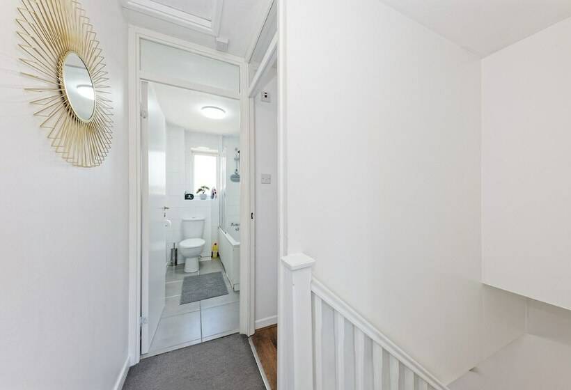 اقامتگاه Lovely 2 Bed House In Kent   Parking Available