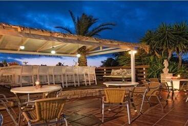 هتل Diamond Village & Suites
