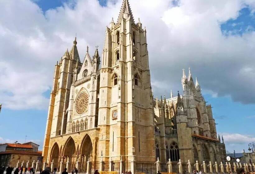 هتل Real Colegiata San Isidoro