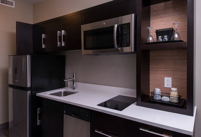 هتل Towneplace Suites By Marriott Saskatoon