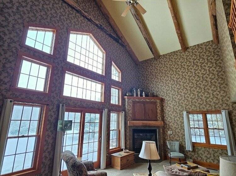 تختخواب و صبحانه Chanticleer Cabins