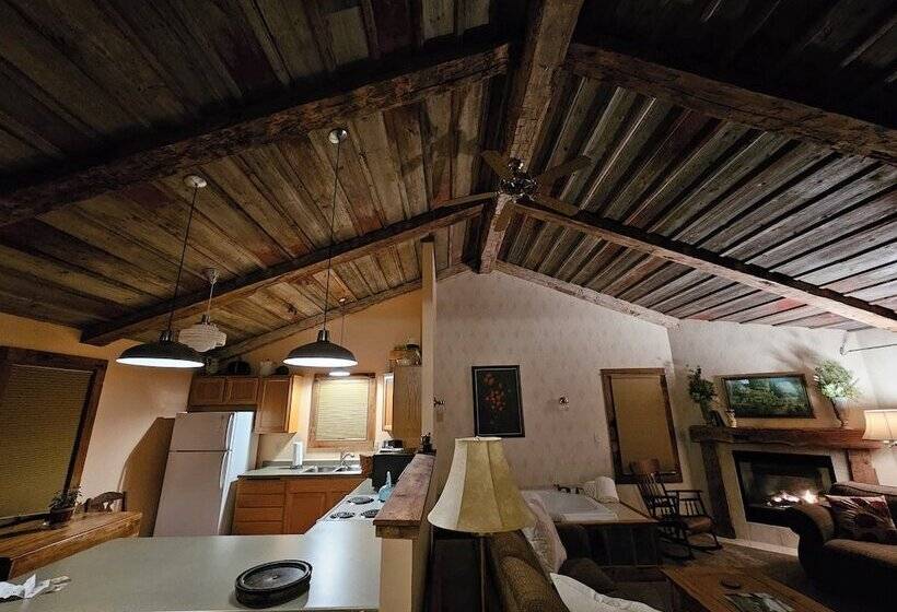 تختخواب و صبحانه Chanticleer Cabins