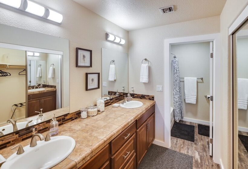 Bullhead City Oasis W/ Fire Pit + Mtn View!
