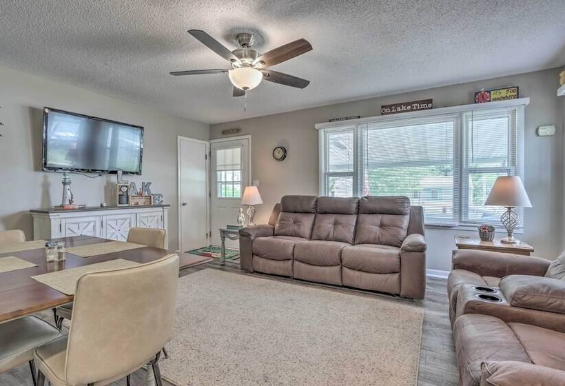 Steps To Lake: Cheerful Camdenton Cottage!