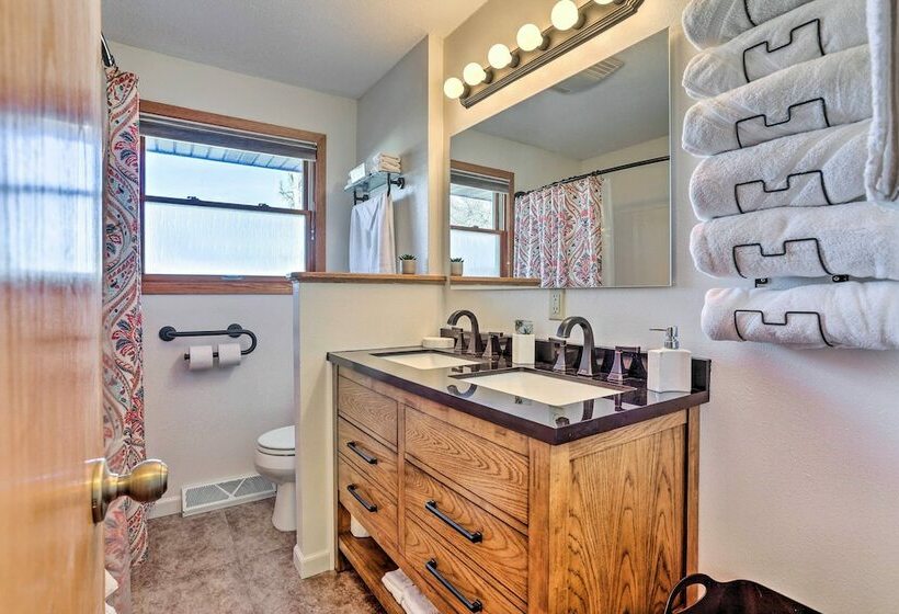 Quiet Rapid City Home   Walk To Canyon Lake Park