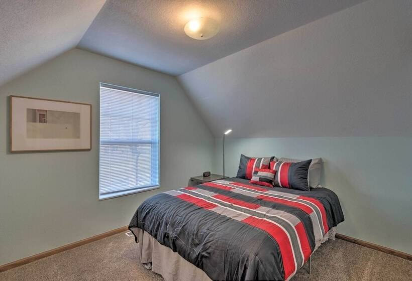 Cozy Cedar Rapids Pad   2 Blocks To Mercy Care!