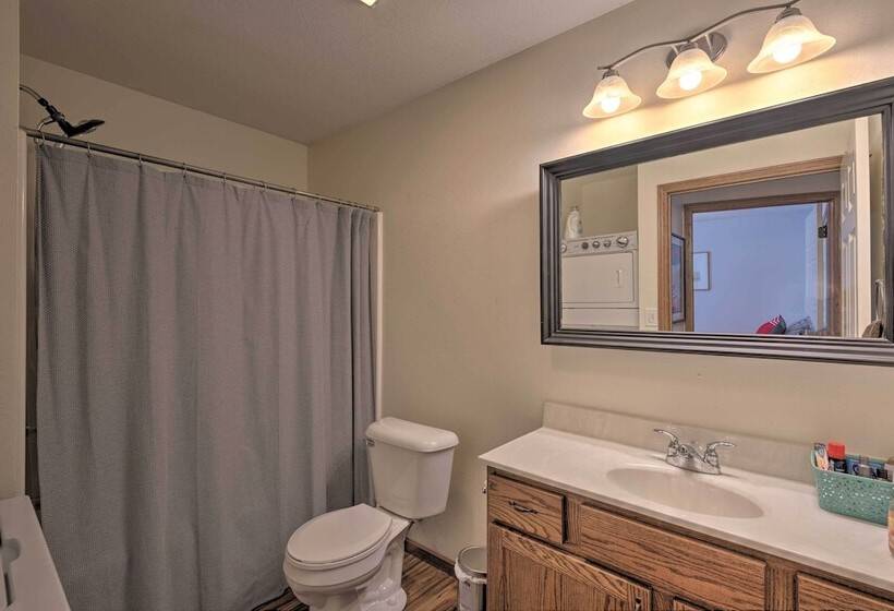 Cozy Cedar Rapids Pad   2 Blocks To Mercy Care!