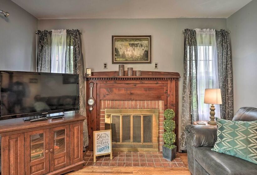 Cozy Family Home W/ Kayaks, Dock & Fire Pit!