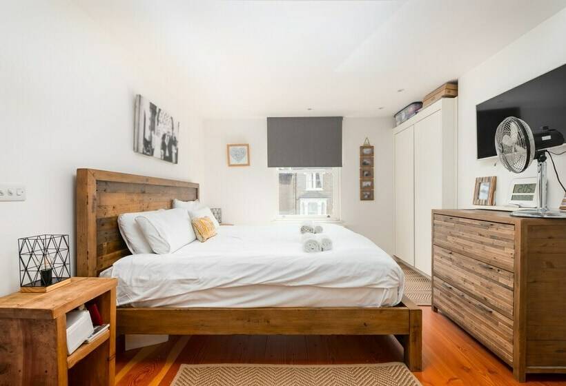 Delightful Family Home With Garden In Balham By Underthedoormat