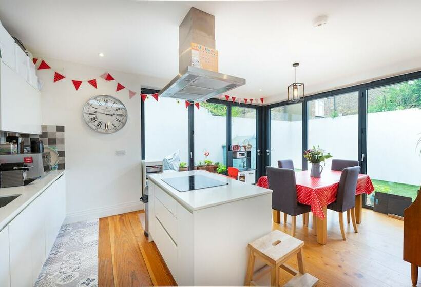 Delightful Family Home With Garden In Balham By Underthedoormat