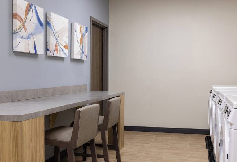هتل Candlewood Suites Mcpherson, An Ihg