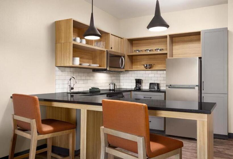 هتل Candlewood Suites Mcpherson, An Ihg