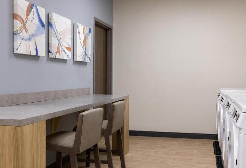 هتل Candlewood Suites Mcpherson, An Ihg