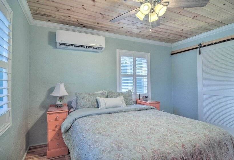 Quiet Crystal Beach Hideaway   Steps To Shoreline!