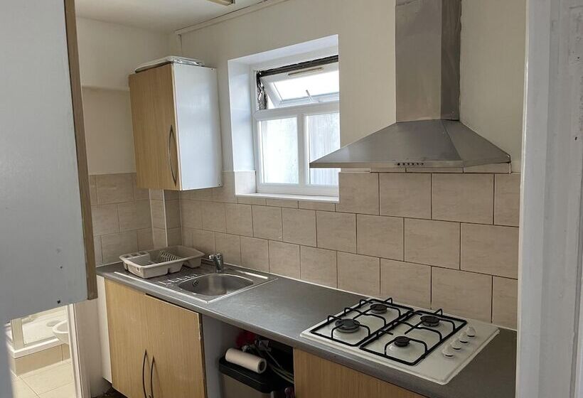 اقامتگاه Inviting 2 Bed Apartment Near Heathrow