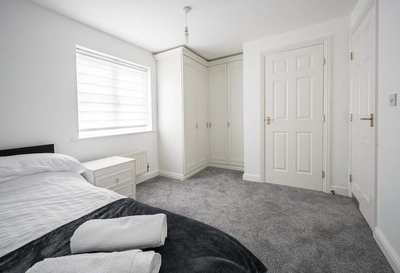 اقامتگاه House Sleeps7 Parking Garden Sportschannels
