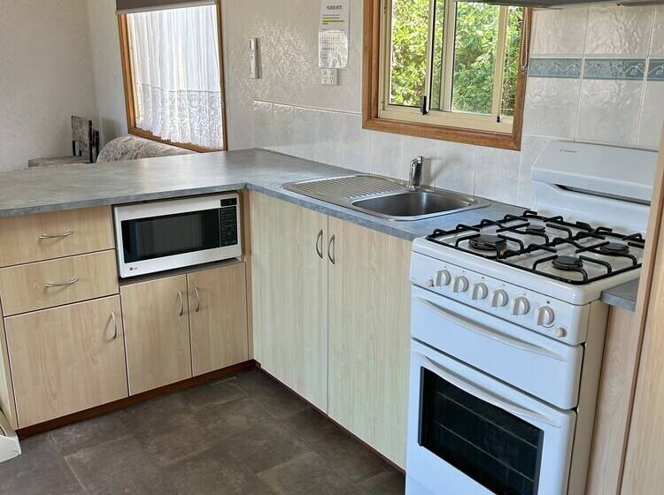 منتجع Long Jetty Caravan Park