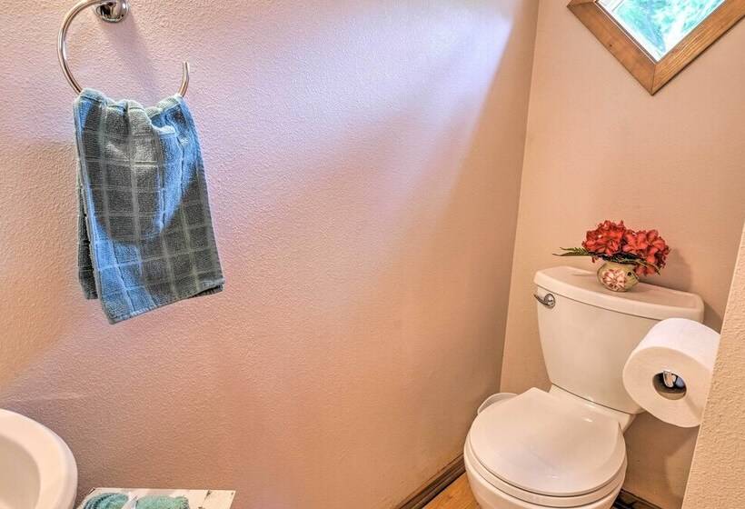 The River House  W/ Deck, On Mckenzie River!