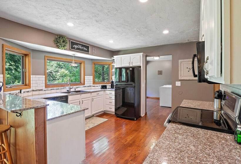Tranquil Family Home W/ Yard, 14 Mi To Springfield