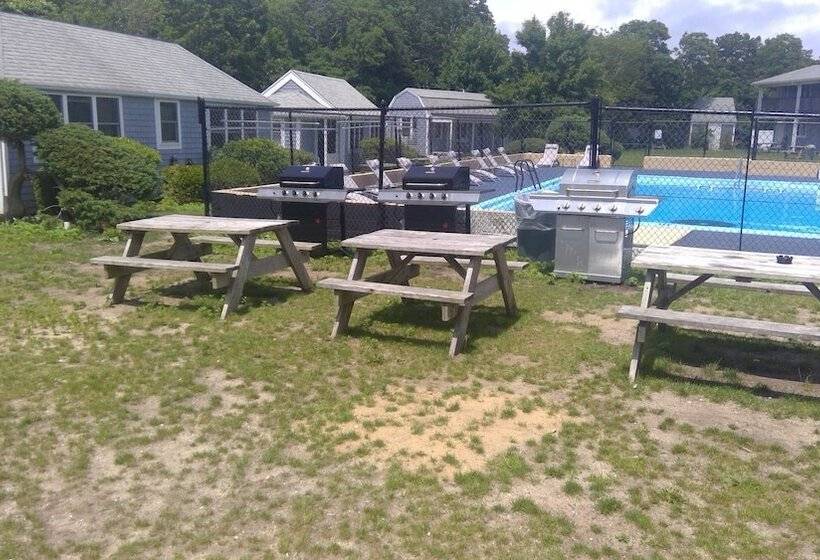 Village Green Motel
