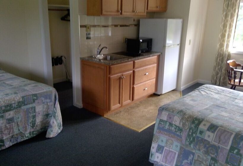 Village Green Motel