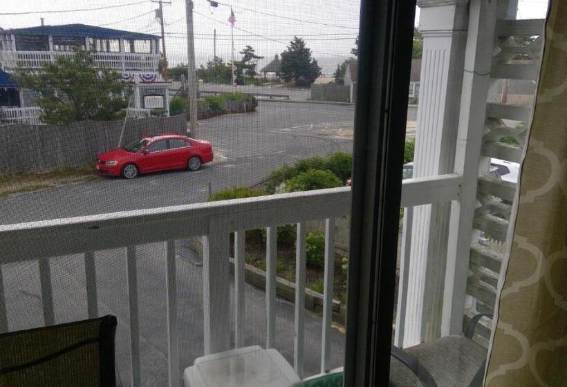 Village Green Motel