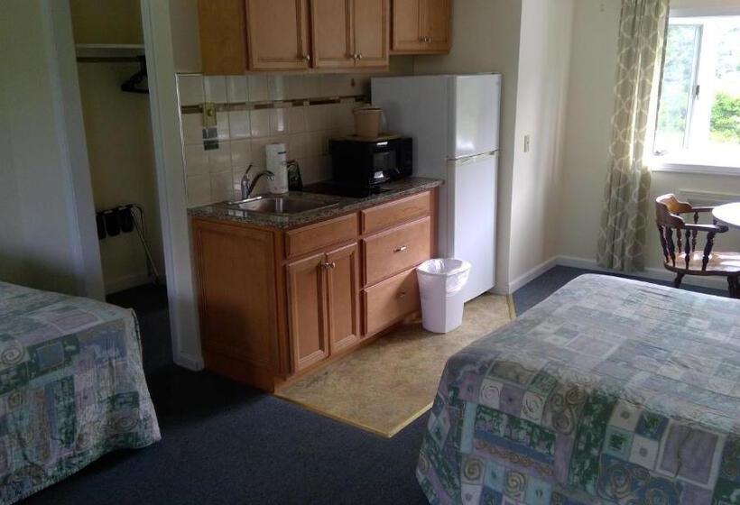 Village Green Motel