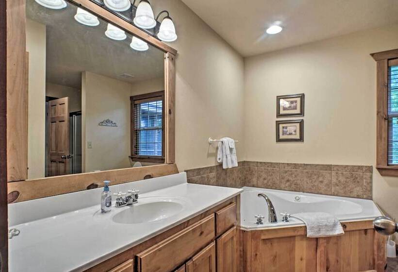 Branson West Retreat: 2 Suites W/ Ideal Location!