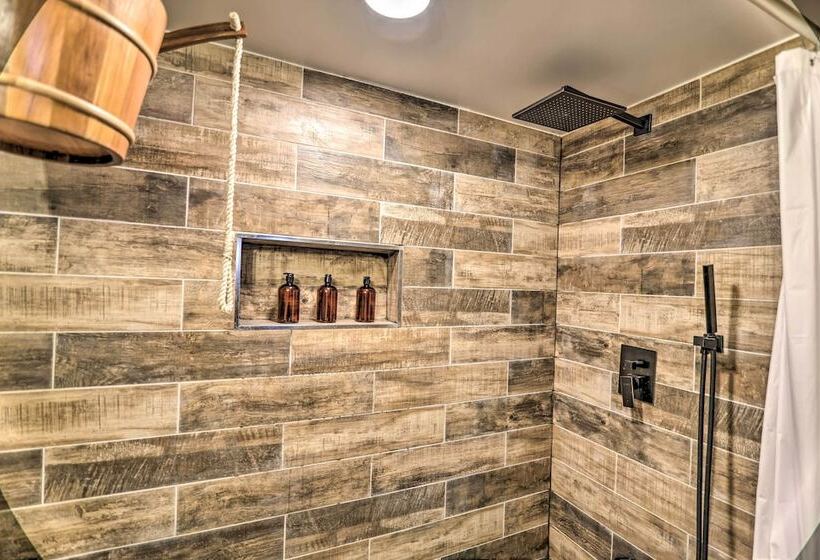 Sunroom, Fire Pit + Sauna: Lake Locust Village Gem