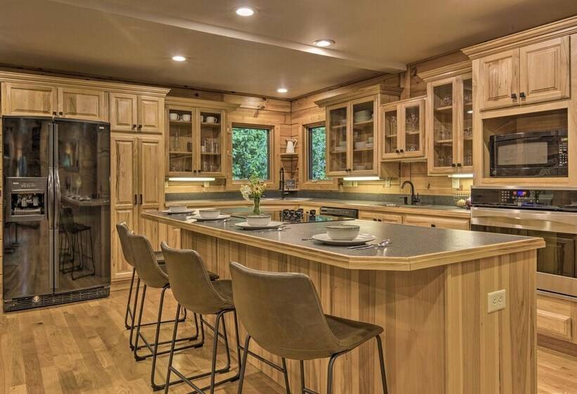 7 Mi To Ski Slopes: Mars Hill Cabin W/ Hot Tub!