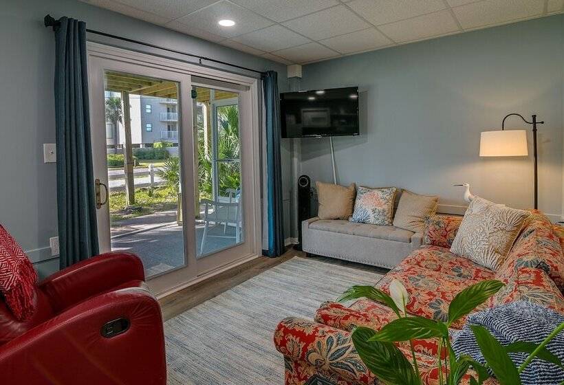 Below Deck  Beach House: Walk To The Ocean!