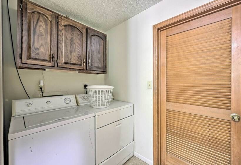 Cozy Hot Springs Village Lodge   Near Lake Desoto!