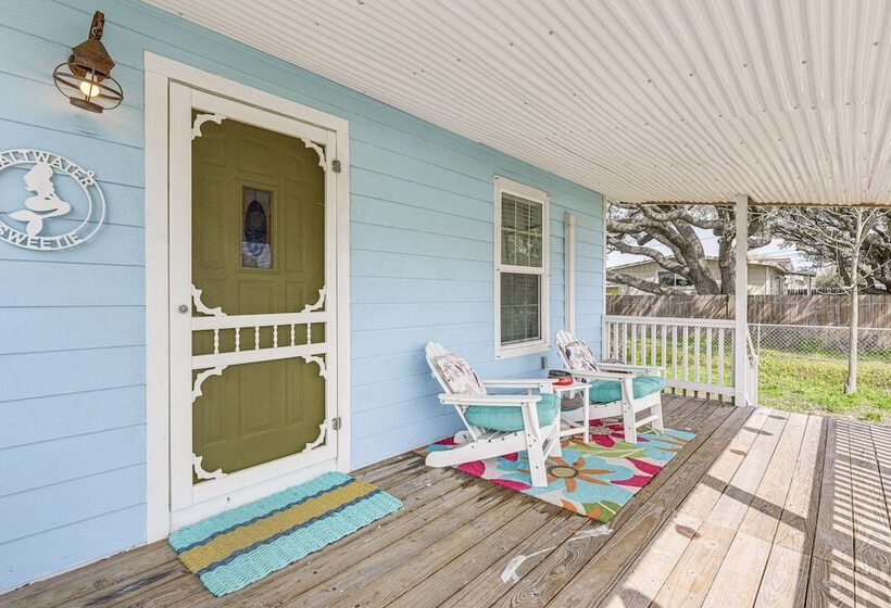 Cozy Cottage W/ Patio < 2 Mi To Rockport Beach!