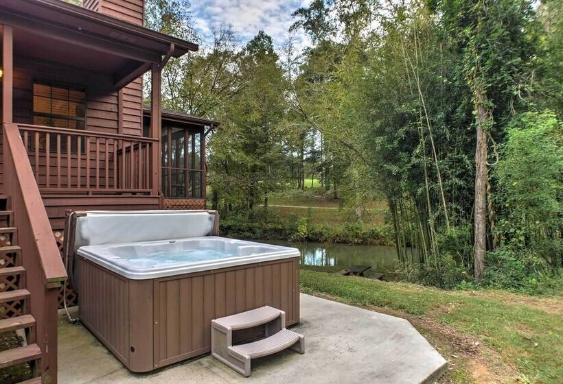 Creekfront Cabin Near Chattanooga W/ Hot Tub!