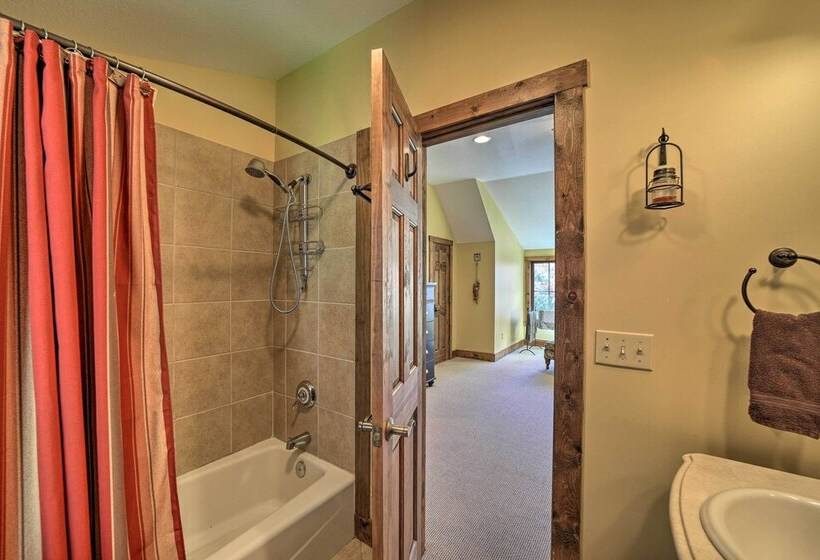Eagle View Lodge   Luxury Home With Hot Tub!