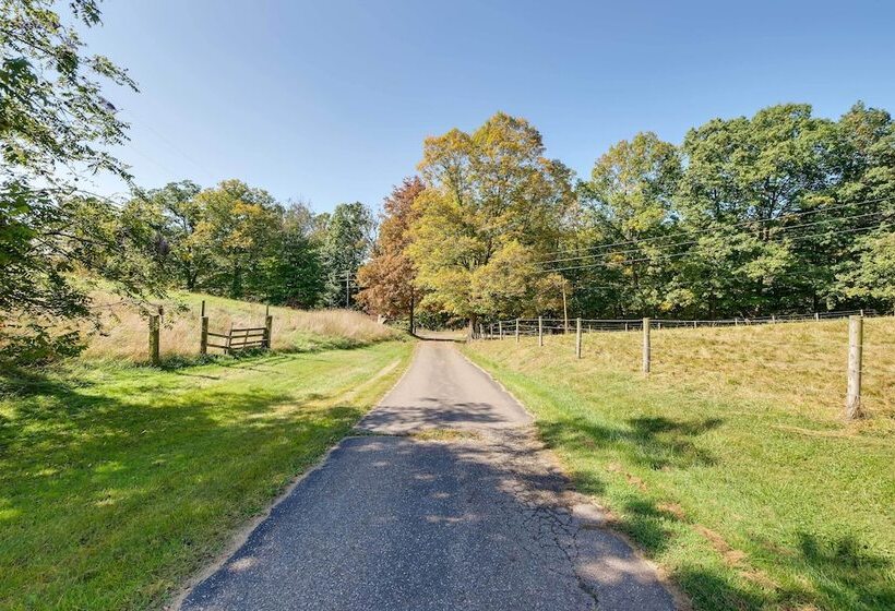 Hidden Hollow Family Home In Amish Country!