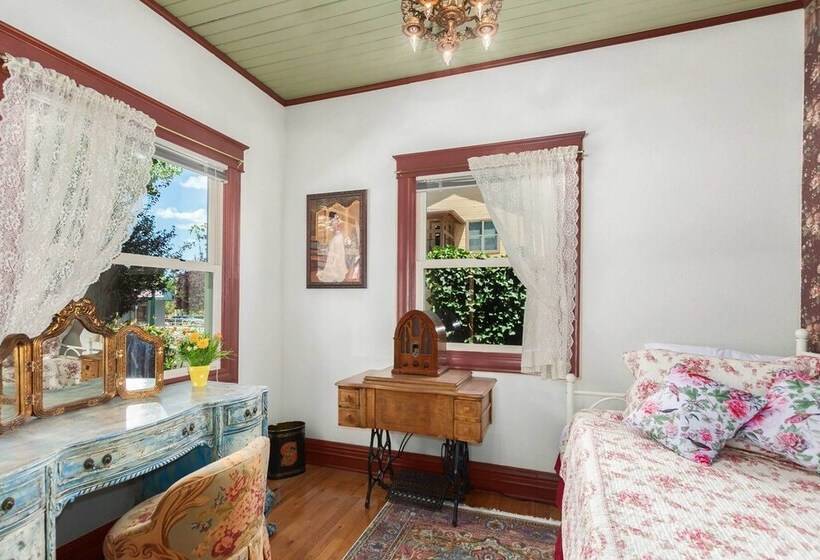 Historic Prescott Home With Yard: Walk Downtown!