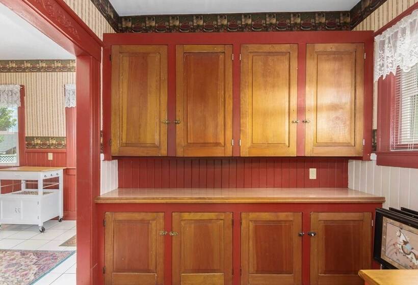 Walk To Dtwn: Historic Prescott Home W/ Yard!