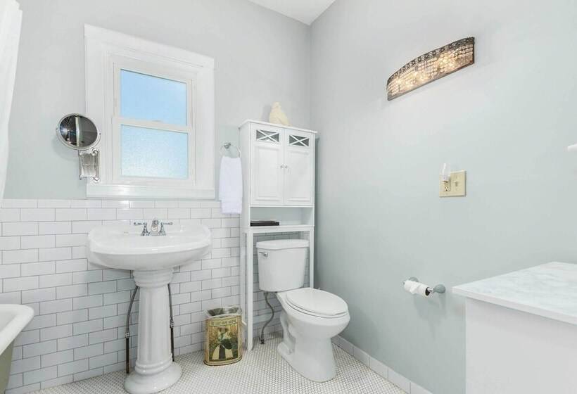 Walk To Dtwn: Historic Prescott Home W/ Yard!